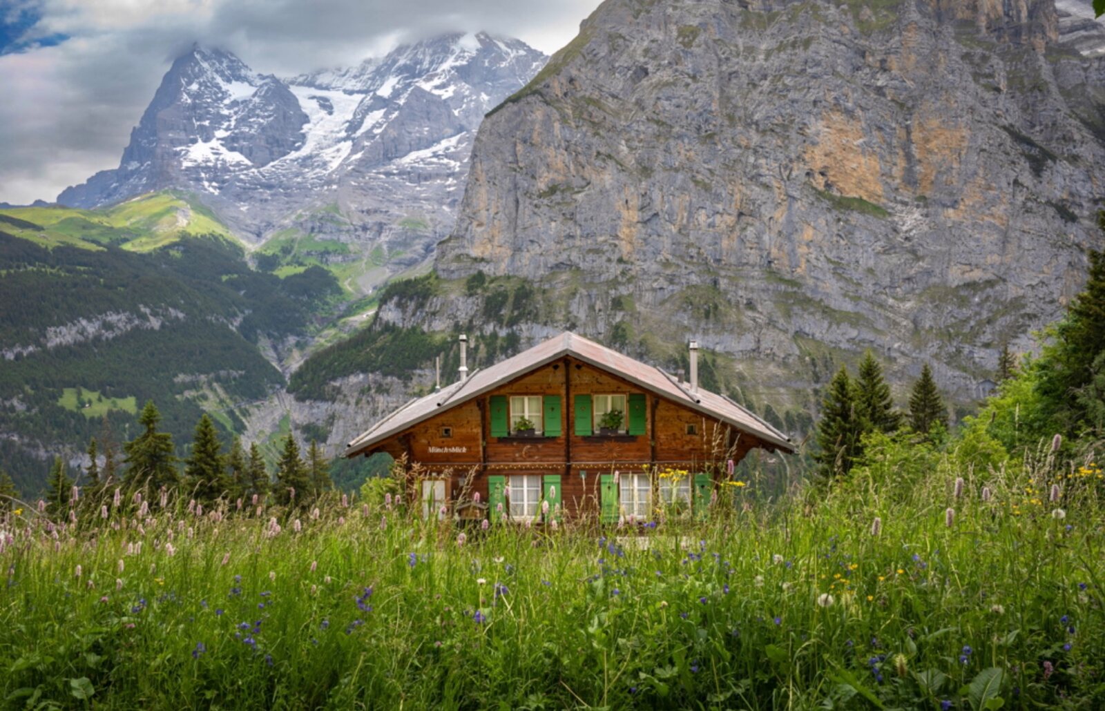 Alpenhaus vor der Bergkulisse im Berner Oberland