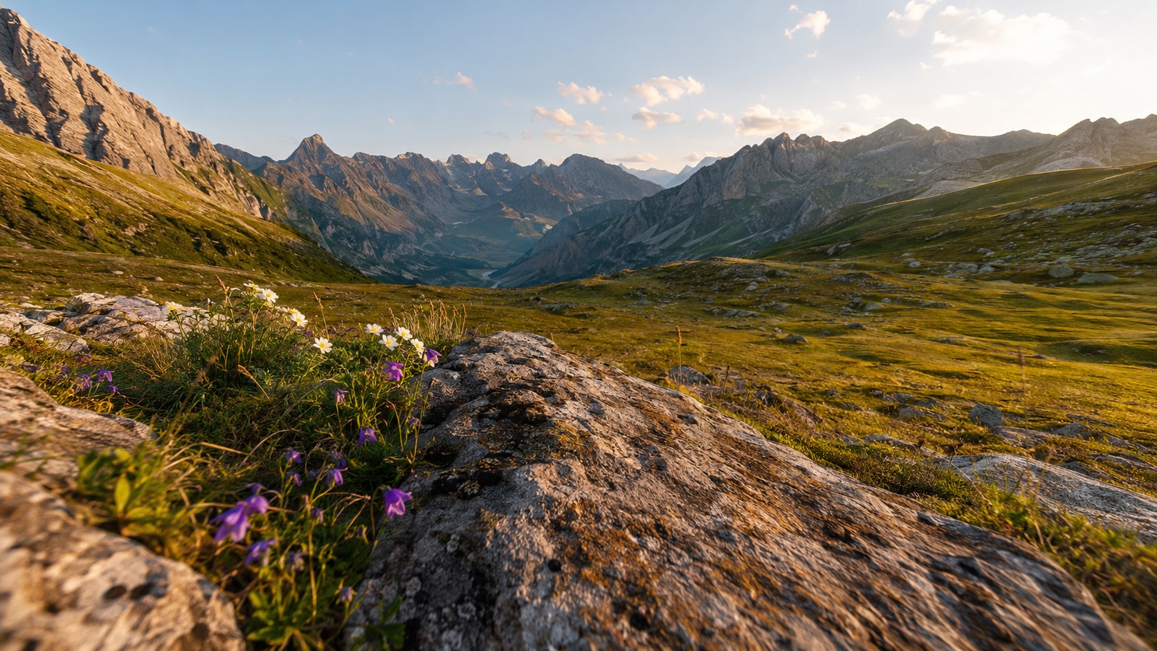 Alpenlandschaft mit grossem Vordergrund, führenden Linien und weiter Bergkulisse