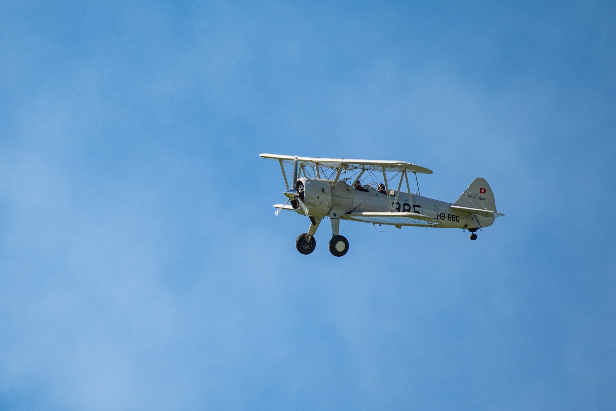 Boeing E75 PT-13D Stearman HB-RBG im Flug vor blauem Himmel